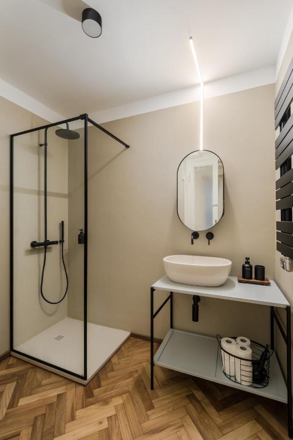 Casa Unica Milano - Elegant Apartment With Balcony - Centrale 1 ภายนอก รูปภาพ