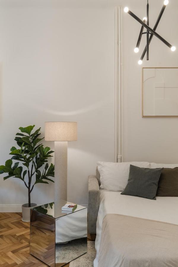Casa Unica Milano - Elegant Apartment With Balcony - Centrale 1 ภายนอก รูปภาพ